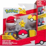 2 poké balls y 1 figura de pikachu de 5 cm