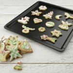 Comprar Juego con bandeja de horno extensible y 9 cortadores de galletas en percha - zenker